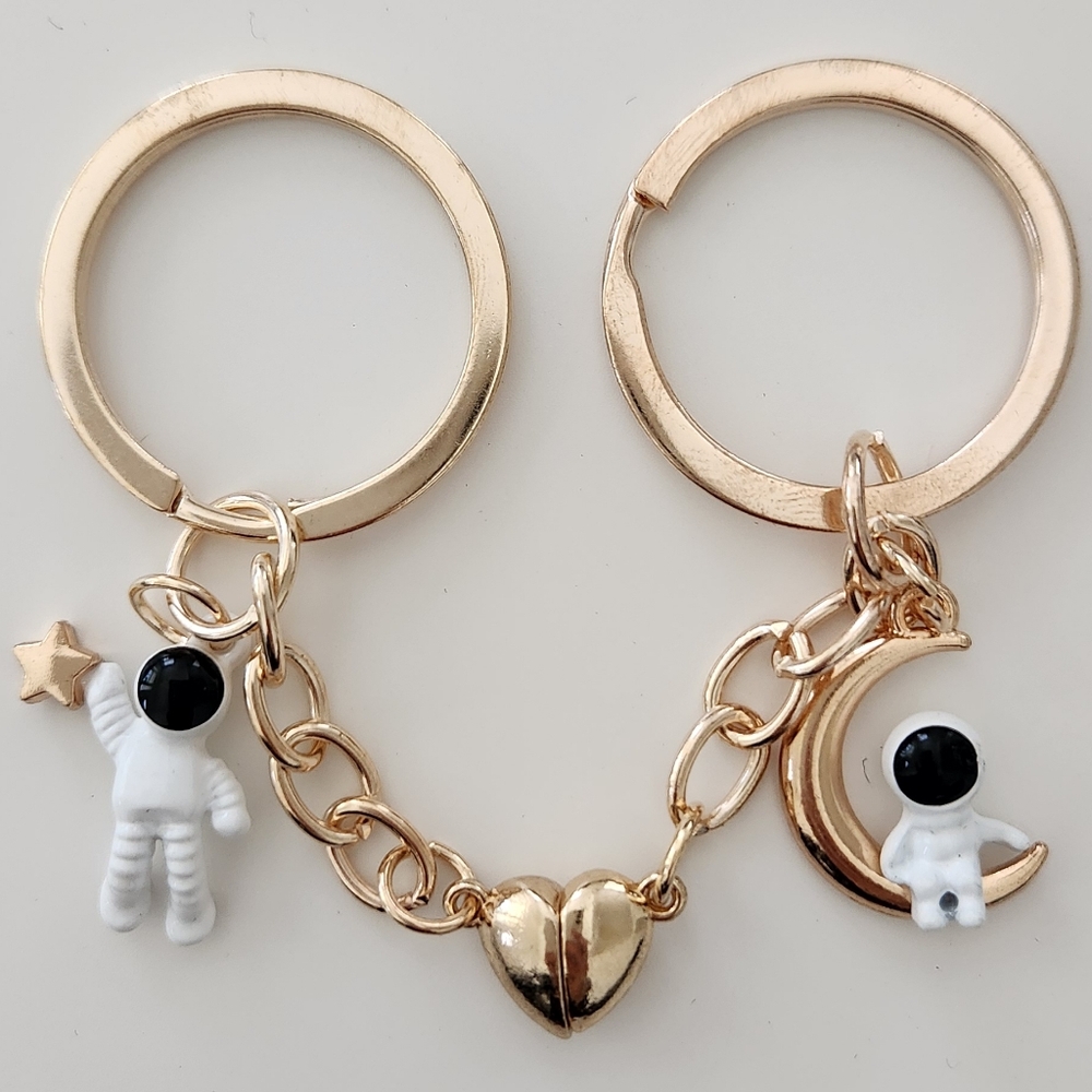 NWT Pair of Astronauts Keychain w/Shared Magnetic Heart